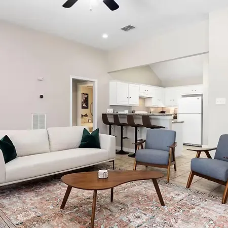 Near Texas A&M, Spacious Living Room, 4 Queen Beds